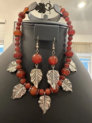 Hermoso Collar de Cornalina con Hojas Tono Plata y Pendientes Facetados a Juego Foto 1 de 4