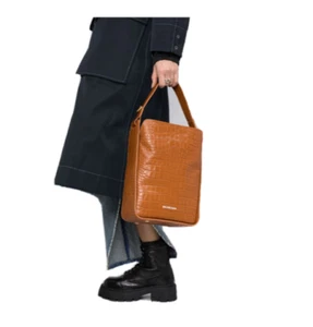 AUTÉNTICO NUEVO CON ETIQUETAS $1850 Balenciaga Tool 2.0 Croc-Grabado Norte-Sur Bolso de Mano en Camello - Imagen 1 de 14