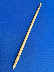 Gancho de ganchillo vintage de hueso torneado a mano - Imagen 1 de 3