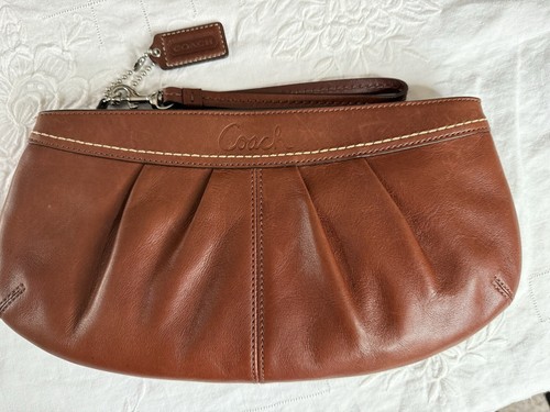 Coach Ashley borsa stile pochette da polso in pelle di mogano plissettata F13784