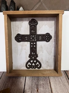 Caja de sombra de madera rústica decoración de pared con cruz de hierro fundido, hogar religioso Ar - Imagen 1 de 2
