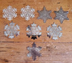 8 Vintage Weihnachten silberfarben Metall Spitze filigran Schneeflocke Ornamente selten 3"x 2 1/2" - Bild 1 von 9