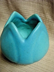 Small Turquoise Art Pottery Tulip Planter - VAN BRIGGLE - Picture 1 of 4