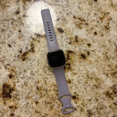 Reloj inteligente Fitbit Sense avanzado de salud y estado físico rastreador de actividad dorado. Foto 1 de 4