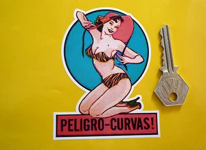 ¡PELIGRO-CURVAS! Curvas peligrosas Pin-Up Girl Car Bike STICKER 4 "Hot Rod Retro - Imagen 1 de 1