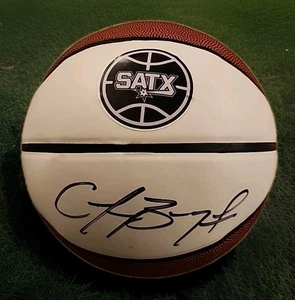 CARTER BRYANT FIRMADO LOGOTIPO DE SAN ANTONIO SPURS NBA BALONCESTO PRUEBA CERTIFICADO DE AUTENTICIDAD WEMBYWOW - Imagen 1 de 2