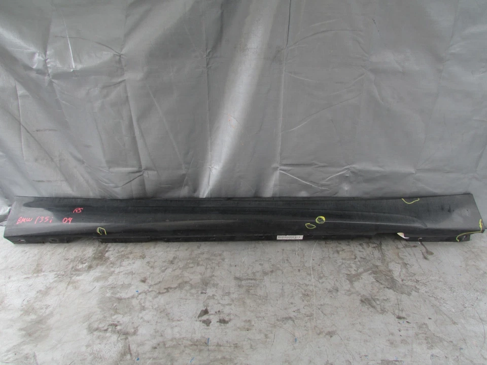 2008-2011 BMW 135I ROCKER PANEL PASSENGER SIDE SKIRT TRIM COVER MOLDING BLACK OE - Image 1 of 4