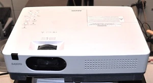 SANYO PLC-XC2200 DIGITAL PROJECTOR TESTED GOOD CONDITION SCHOOL SURPLUS - Picture 1 of 2