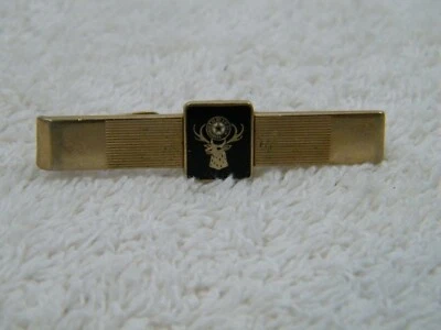 SWANK DEER HEAD WITH BLACK STAR ROMAN NUMERAL CLOCK GOLD TONE TIE CLASP - Imagem 1 de 4