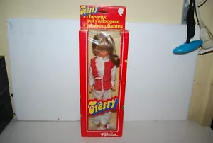 SCHÖNE TRESSY PUPPE WEISSE KOMBINATION UND ROTE WESTE NEU BOX NEW BOX - Bild 1 von 4
