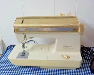 Máquina de coser Singer Futura modelo 900 con pedal, estuche - probada - Imagen 1 de 12