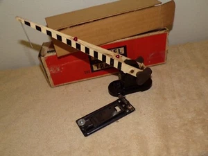 Lionel 252 Crossing Gate Nice condition and clean with track trip and box, works - Picture 1 of 4