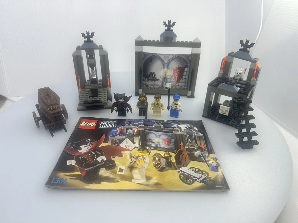 Lego Horror Studios #1381 “Vampire’s Crypt” (2002), Usado, Muito Bom, Completo - Imagem 1 de 4
