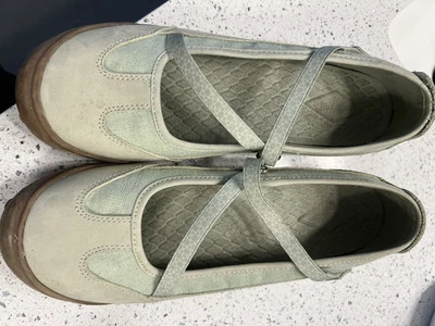 Mary Janes de cuero verde pálido 9,5 Foto 1 de 4