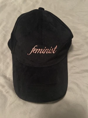 黑色“女权主义者”麂皮绒帽子 | David & Young | Feministcore Y2K 街头服饰 — 第 1/2 张图片