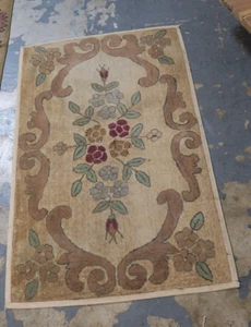 Primitive Vintage American Hand Hooked Rug 2'2 x 3'7 on Burlap  - Bild 1 von 5