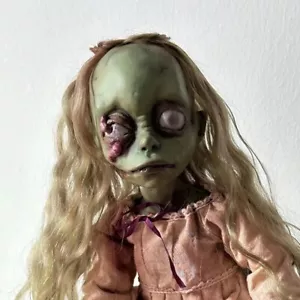 Muñeca zombie cadáver muerto espeluznante en vestido largo, muñeca inquietante fantasma, decoración de Halloween - Imagen 1 de 15