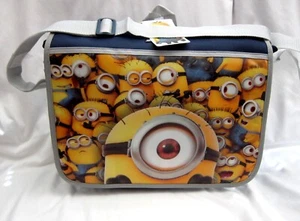 Borsa Messenger Minions Allover 16" L x 10" H x 5" W Blu Tinta Unita - Nuova! - Foto 1 di 5