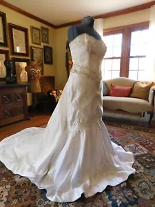 SPLENDIDO ABITO DA SPOSA "DEMETRIOS" CON PERLINE SENZA SPALLINE IN RASO BIANCO ADERENTE E SVASATO S 18 - Foto 1 di 13
