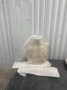 Chester Truhe Modell 2400 Vata Schaufensterpuppe - Bild 1 von 10