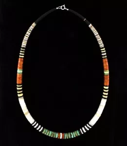 Collana Heishi multicolore graduata 22" di Gerard & Mary L. Calabaza - Foto 1 di 1