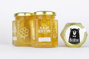 Panal de acacia BeeHype - miel de acacia cruda de lujo con panal crujiente 250 g - Imagen 1 de 4