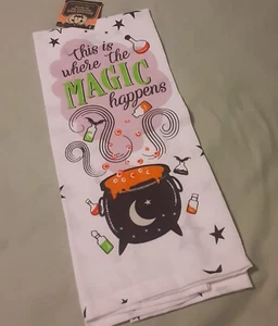 Toalla de té Halloween Harina Sak Aquí es donde sucede la magia NUEVO - Imagen 1 de 3
