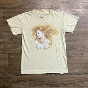 Maglietta Vintage/Y2K Taylor Swift 2009 Fearless Tour Small Giallo Grafica Musica - Foto 1 di 8
