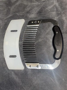 Pampered Chef Curved Crinkle Cutter, Slicer, Chopper, Garnisher with Blade Cover - Picture 1 of 5
