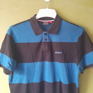 Polo Musto Manga Corta 2 Botones Talla L Azul Rayas Cuello - Imagen 1 de 9