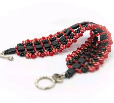 Armband Damen Schmuck handgerfertigt Glasperlen rot Schwarz flach breit 16 cm - Bild 1 von 4