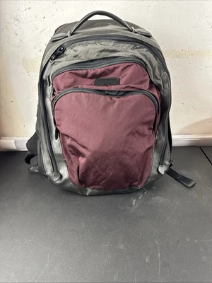 Tumi Mochila Granate Nylon con Ribete de Cuero Foto 1 de 4