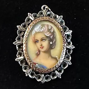 CIONDOLO ANTICO MINIATURA VOLTO DONNA CON DIAMANTE IN ORO 9K E ARGENTO ANNI '40 - Foto 1 di 12