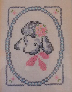 De colección 8 3/4” x 6 3/4” Enmarcado Bordado a Mano Gris Caniche Francés Rosa Flor y Arco - Imagen 1 de 8