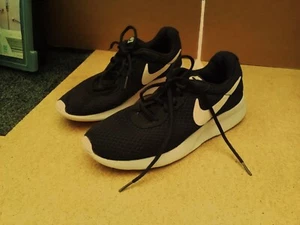 SCARPE DA GINNASTICA NIKE TANJUN DA DONNA - TAGLIA UK 7 - USATE IN BUONE CONDIZIONI - Foto 1 di 7