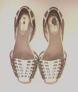 Tacco vintage bianco peep in pelle tacco con cinturino taglia 6,5 M Bandolino - Foto 1 di 2