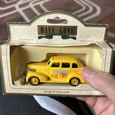 LLEDO Days Gone - 48004  Yellow Cabs  1939 Chevrolet Car damaged box car ok  - Image 1 of 4