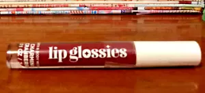 Charming Cranberry Lip Gloss 0,11 oz SIGILLATO Bagno e Corpo Funziona - Foto 1 di 2