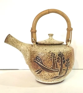 Tetera de cerámica vintage con mango de bambú firmada por artista - Imagen 1 de 7