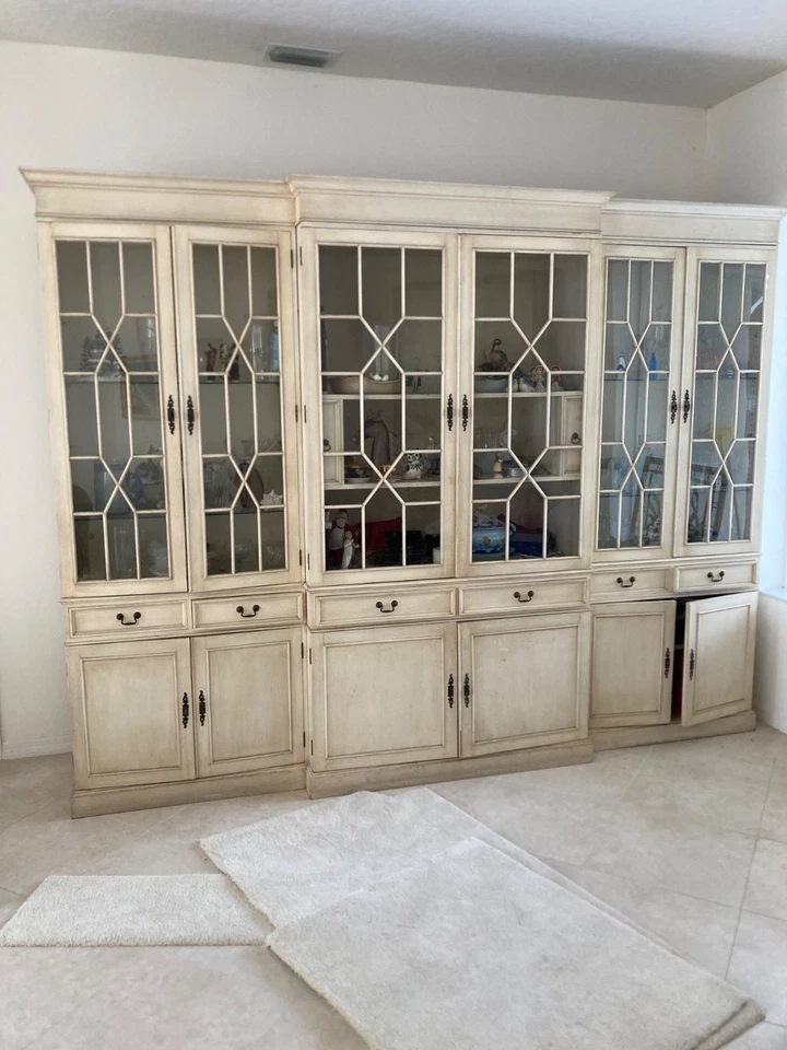 armario porcelana breakfront, madera clara y cristal personalizado con iluminación Foto 1 de 1