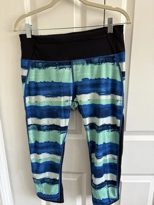 Lululemon 紧身裤女式蓝色条纹短卡普里瑜伽弹力训练 — 第 1/4 张图片