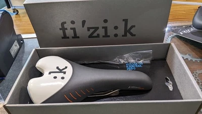 Fizik Vitesse Tri negro/blanco con rieles K:ium, nuevo en la caja Foto 1 de 4