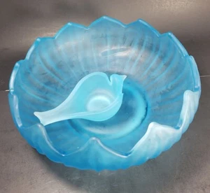 VINTAGE WESTMORELAND LOTUS CENTERPIECE/CONSOLE BOWL LIGHT BLUE MIST + BIRD - Picture 1 of 12