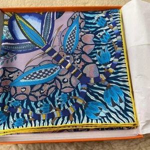 Unused with box HERMES Carre 90 FLOWERS OF SOUTH AFRICA 35in Silk Scarf 90cm - Picture 1 of 6
