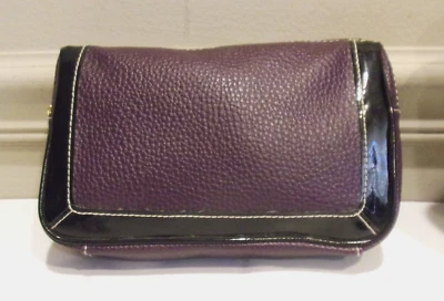 NUEVO SIN ETIQUETAS, Estee Lauder, cuero granulado sintético púrpura, negro sintético Bolsa de cosméticos con adornos de charol Foto 1 de 4