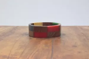 Brazalete brazalete de resina roja colorida con incrustaciones de madera - Imagen 1 de 4