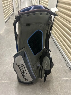 Bolsa de golf Titleist híbrida de 14 soportes - negra/carbón/gris/azul Foto 1 de 4