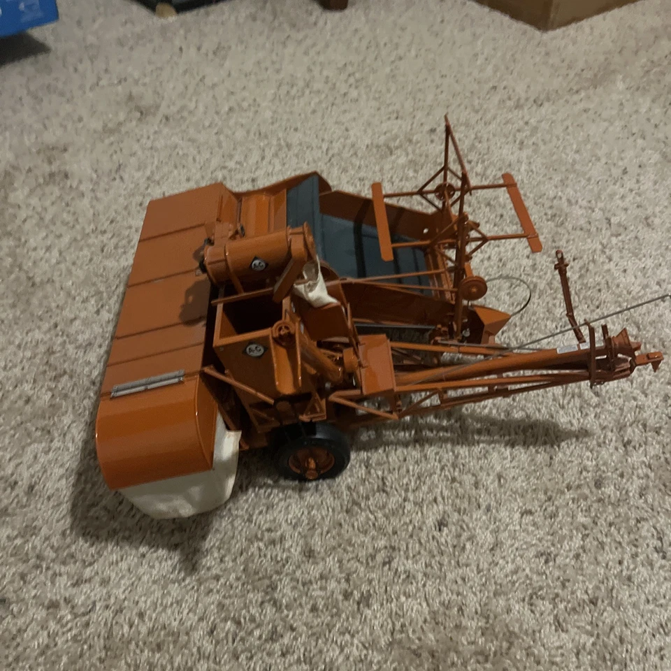 ALLIS-CHALMERS 60A ALL CROP HARVESTER 1/12 SCALE COMBINE BY THE FRANLKIN MINT - Image 1 of 4