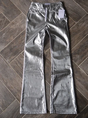 IMPRESIONANTES Pantalones Para Mujer Imitación Cuero LOVE FIRE Talla 5 Metálicos Plateados Acampanados Nuevos con Etiquetas Foto 1 de 4