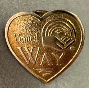 Prendedor de solapa de latón tono dorado en forma de corazón United Way de colección de 3/4" hecho en Unión en EE. UU. - Imagen 1 de 5
